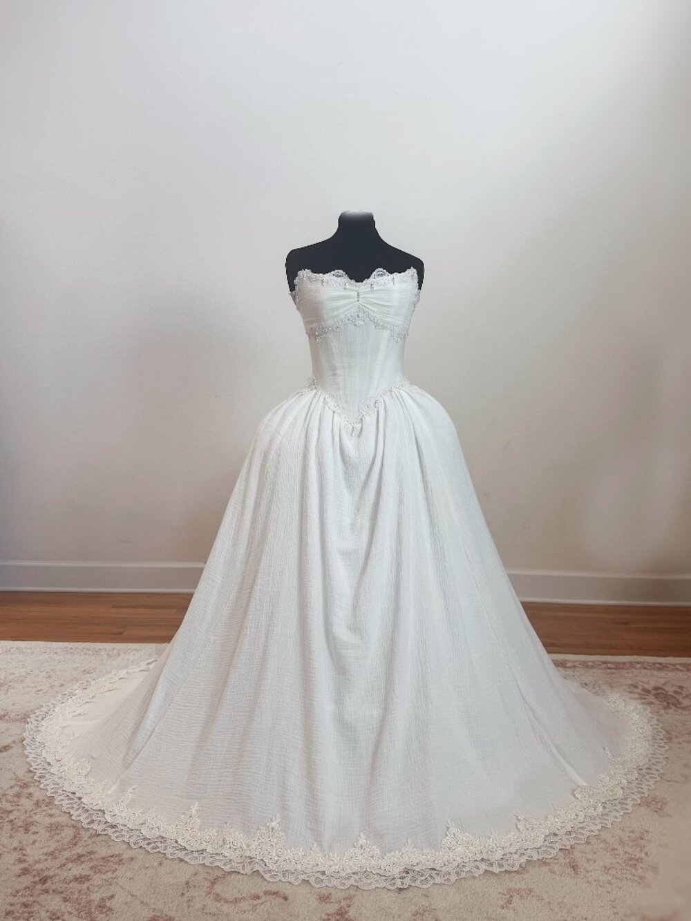 Vintage Basque Waist Cat Eye Corset White Cotton Lace Ballgown